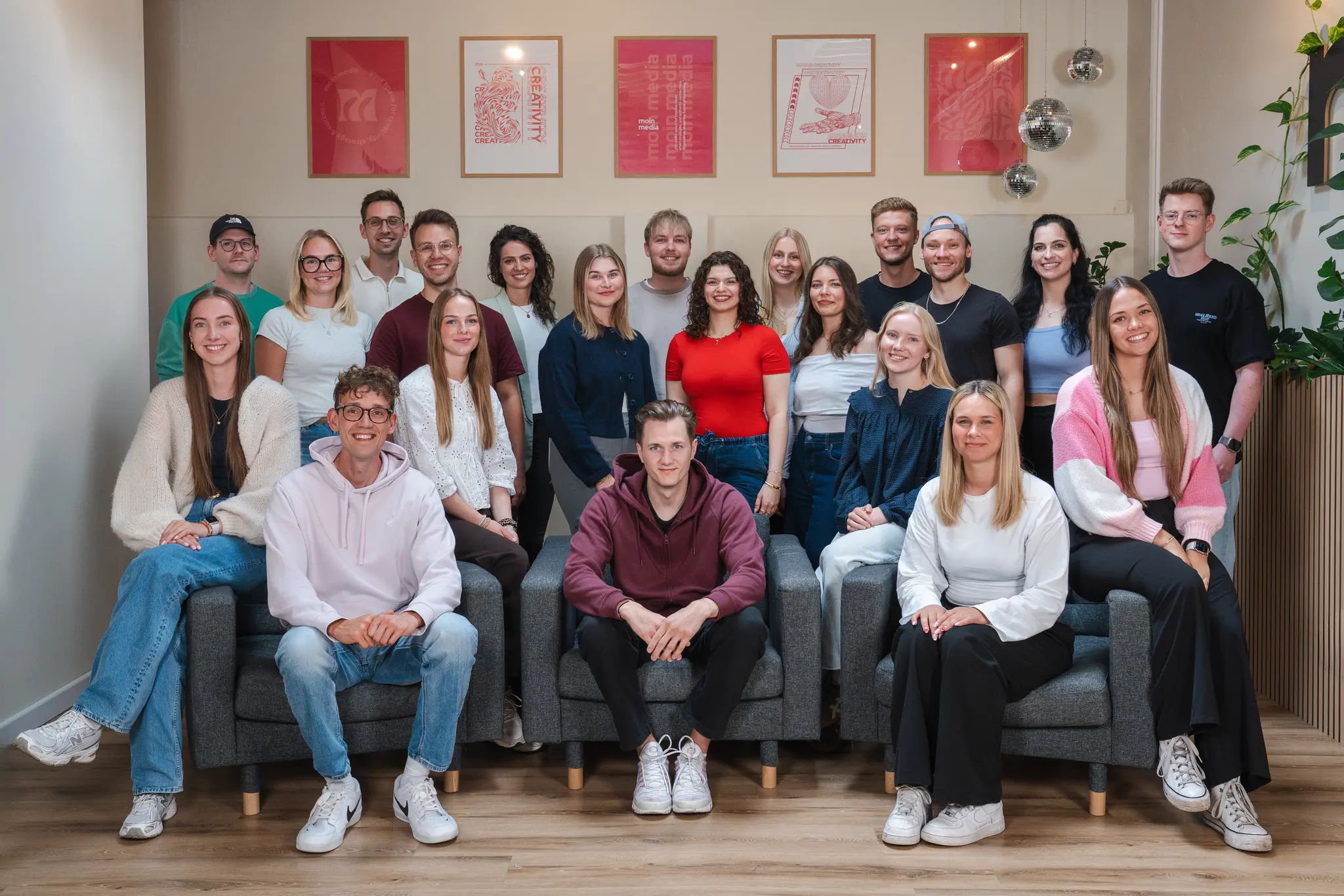 Das Team von moin media im Büro